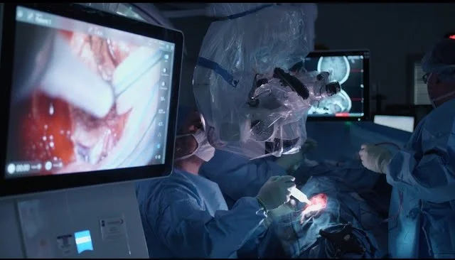 Χειρουργική αίθουσα με μικροσκόπιο