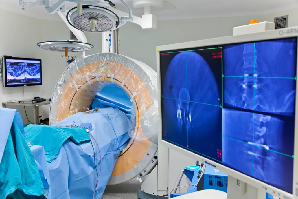 Χειρουργική σπονδυλικής στήλης — τεχνολογία & μικροχειρουργική ακρίβεια